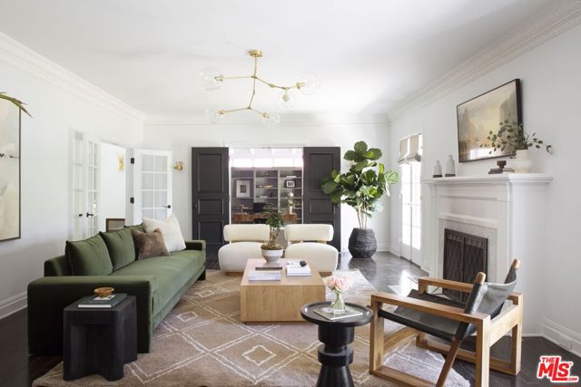 204 S Plymouth Boulevard, Los Angeles CA: https://media.crmls.org/mediaz/2df8455b-0fe3-4314-9545-721f03d349bb.jpg