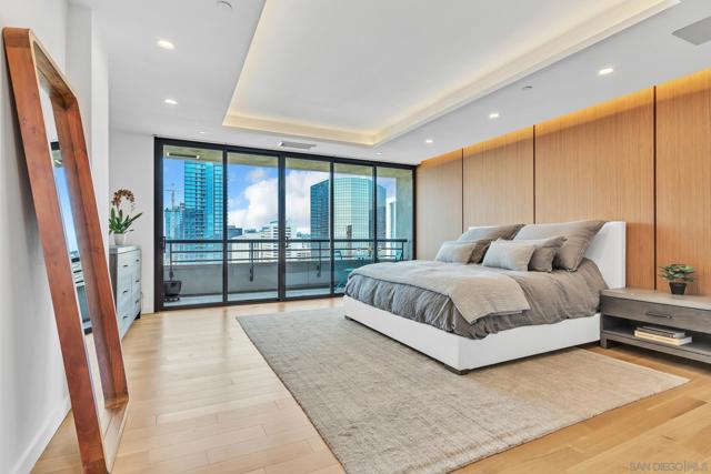 700 Front St, San Diego CA: https://media.crmls.org/mediaz/2df9aac1-d038-492a-bb85-e134c33dd36b.jpg