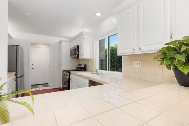 814 Okra Court, Carlsbad CA: https://media.crmls.org/mediaz/2df9e0bc-6360-40ab-8b0d-74cdf64c3f51.jpg