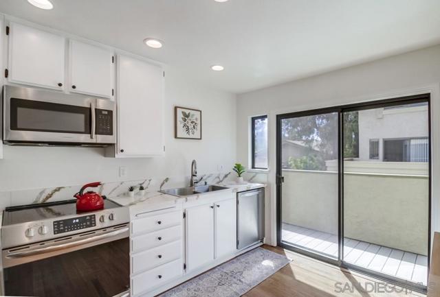 3319 Caminito Eastbluff, La Jolla CA: https://media.crmls.org/mediaz/2df9e0e4-f235-44d6-81cb-0bd18a6ee2f9.jpg