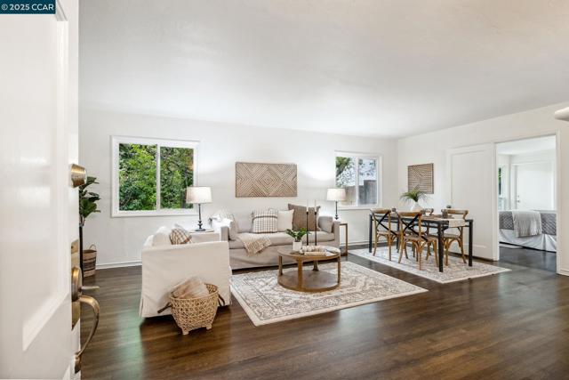 5810 Estates Dr, Oakland CA: https://media.crmls.org/mediaz/2dfa1cce-9972-4cda-a9f3-abdeebdbec93.jpg