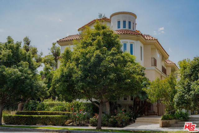 844 3rd Street, Santa Monica CA: https://media.crmls.org/mediaz/2dfa4070-d073-4e7d-9c37-4043955dea64.jpg