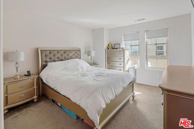 14122 W Willow Lane, Van Nuys CA: https://media.crmls.org/mediaz/2dfb9876-5012-4821-aa54-a838814856c7.jpg