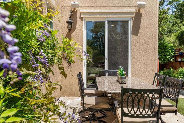 5989 Hillbrook Pl, Dublin CA: https://media.crmls.org/mediaz/2dfd6854-bced-4573-8d87-484338c23a79.jpg