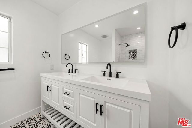 5614 Ponce Avenue, Woodland Hills CA: https://media.crmls.org/mediaz/2dfef100-b0a9-479a-ad59-fce11edc34e0.jpg