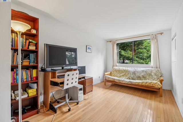 7171 HOMEWOOD DRIVE, Oakland CA: https://media.crmls.org/mediaz/2dff9f8f-2113-4218-bc4c-e5859b676deb.jpg