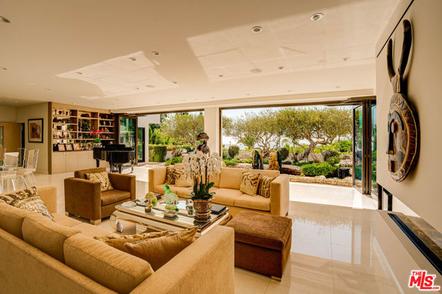 1821 Loma Vista Drive, Beverly Hills CA: https://media.crmls.org/mediaz/2dffbab4-154b-410c-99ed-05aad938dfcc.jpg
