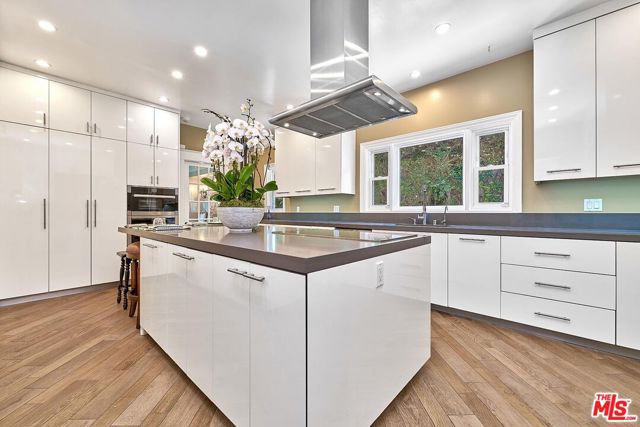 136 Fremont Place, Los Angeles CA: https://media.crmls.org/mediaz/2e00381f-2f42-4fee-a882-daf5d8f41d6c.jpg