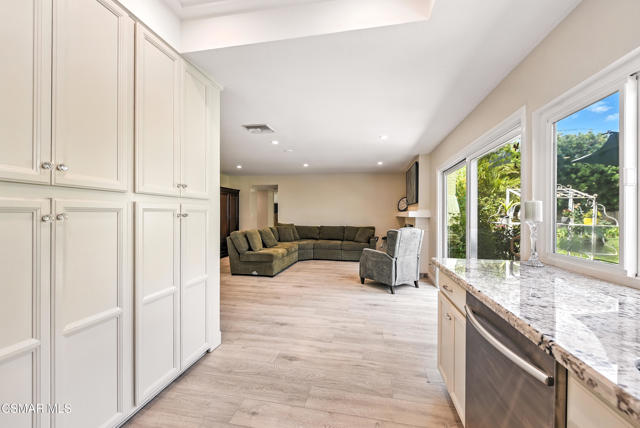 2063 Woodglen Street, Simi Valley CA: https://media.crmls.org/mediaz/2e013ea6-61cb-40e1-bd32-1aa794f98754.jpg