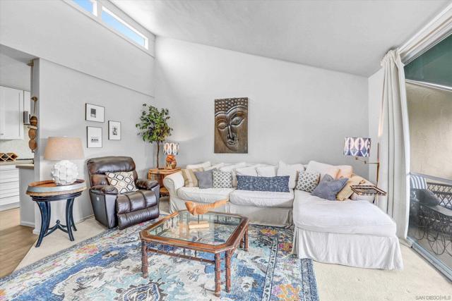 6455 La Jolla Blvd, La Jolla CA: https://media.crmls.org/mediaz/2e0253fd-5740-49a1-9aed-980671f8114e.jpg