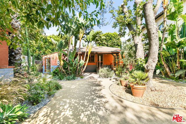 4171 Kraft Avenue, Studio City CA: https://media.crmls.org/mediaz/2e025d9e-aebe-4763-8e57-ebe95242fac6.jpg