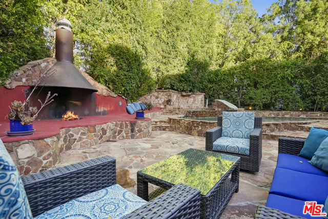 18414 Corazon Circle, Tarzana CA: https://media.crmls.org/mediaz/2e0323ff-4e8c-4264-9d03-8b7d53fefd93.jpg