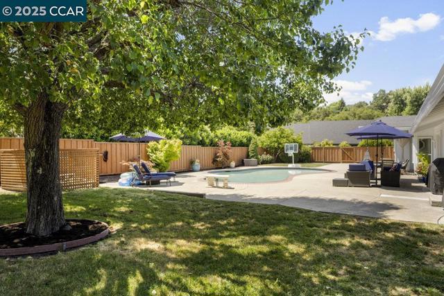 2302 Royal Oaks Dr, Alamo CA: https://media.crmls.org/mediaz/2e033cf9-e9e8-43ab-8e94-817d0b6106b7.jpg