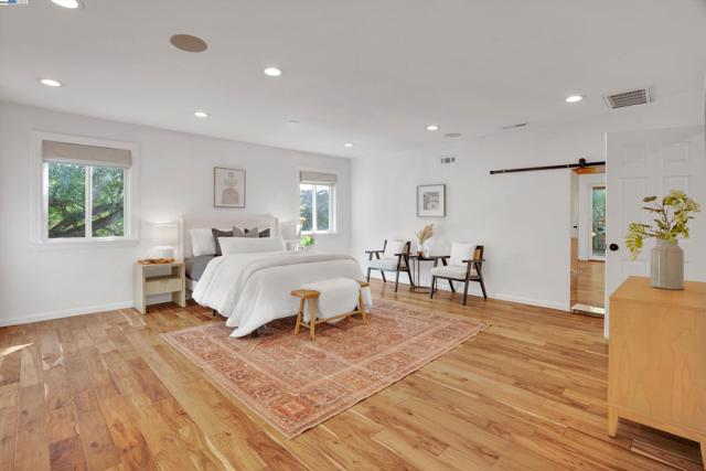 3 Dale Ct, Lafayette CA: https://media.crmls.org/mediaz/2e03edf9-3689-4656-a94c-5069bd011c04.jpg