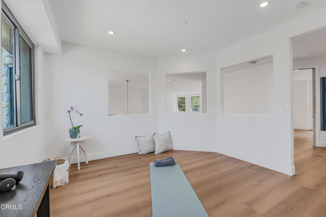 265 W Kelly Road, Thousand Oaks CA: https://media.crmls.org/mediaz/2e046874-2a46-4417-8306-e052d02874da.jpg