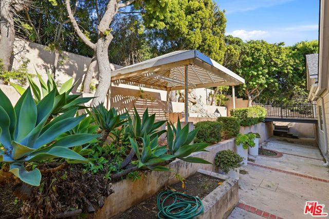 31763 Cottontail Lane, Malibu CA: https://media.crmls.org/mediaz/2e048b05-cac8-4afe-9b76-313710cf8192.jpg