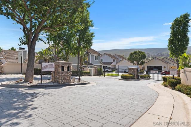 10496 Rancho Carmel dr, San Diego CA: https://media.crmls.org/mediaz/2e04d2af-197f-4a66-bbc7-4f4f0986a675.jpg