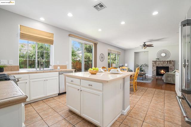 1139 Jordan Ct, Brentwood CA: https://media.crmls.org/mediaz/2e05177e-0f30-49ff-8861-28db9eba53e8.jpg
