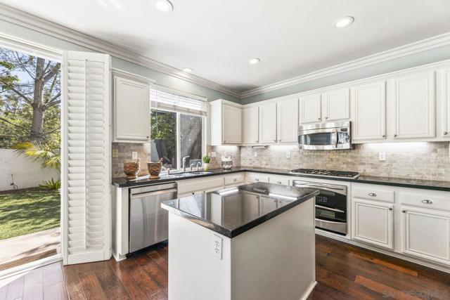11225 Corte Isabelino, San Diego CA: https://media.crmls.org/mediaz/2e062879-2565-4f45-b4be-0ed867f220c6.jpg