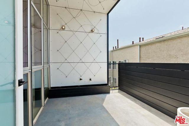 825 N Kings Road, West Hollywood CA: https://media.crmls.org/mediaz/2e0647fb-106c-43d8-b830-7bdd9738cd38.jpg