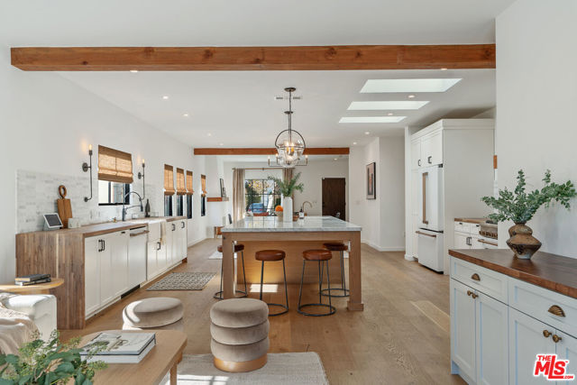 1280 S Sycamore Avenue, Los Angeles CA: https://media.crmls.org/mediaz/2e071be7-56c6-40fb-80d1-db33f60a477a.jpg