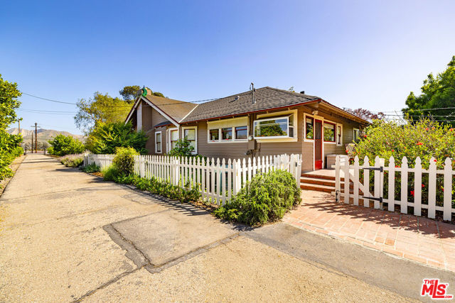 13721 W Telegraph Road, Santa Paula CA: https://media.crmls.org/mediaz/2e075ef1-8736-4334-9b67-4d697ef87d06.jpg