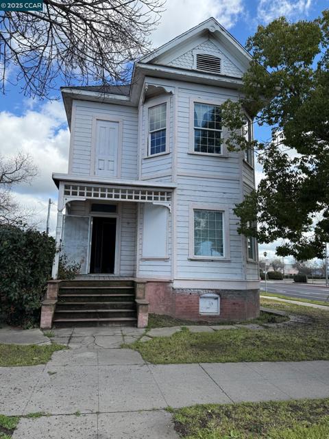 161 S 3Rd Ave, Oakdale CA: https://media.crmls.org/mediaz/2e0785b6-08f9-449b-816f-d09825f0caf4.jpg