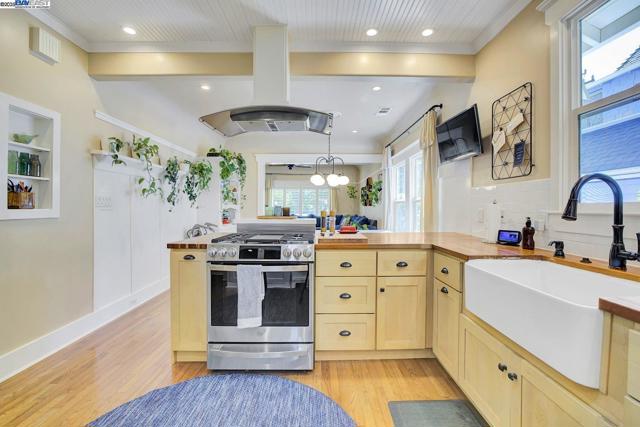 1215 Castro St, Martinez CA: https://media.crmls.org/mediaz/2e078d60-3cf6-45dd-991e-aea30a17b066.jpg