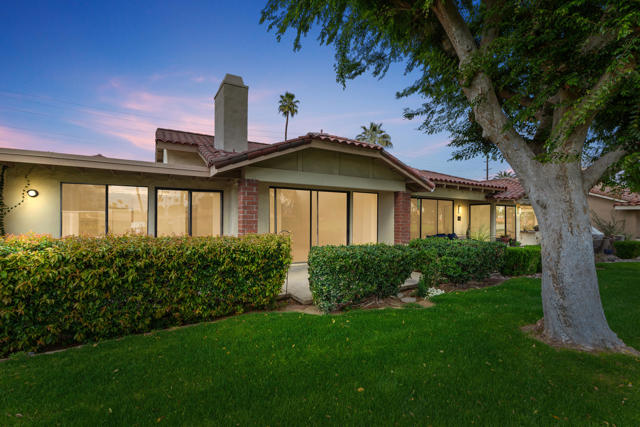 179 Las Lomas, Palm Desert CA: https://media.crmls.org/mediaz/2e0857b4-420c-4c24-a88a-af82acd47948.jpg