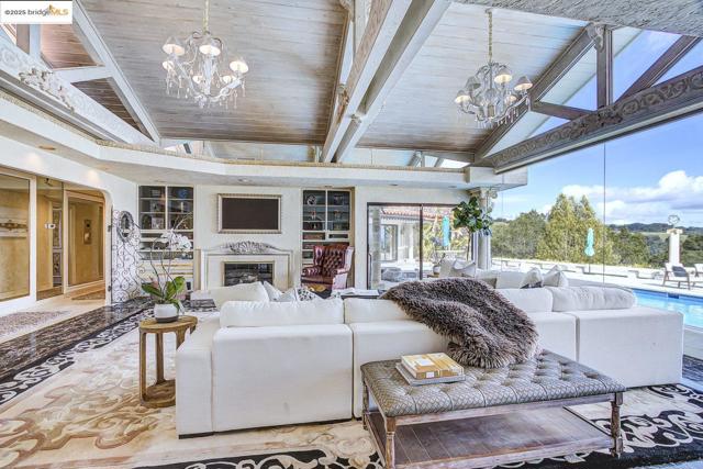 4146 Canyon Rd, Lafayette CA: https://media.crmls.org/mediaz/2e086dd4-ada7-45a5-9a78-8eb33f856da4.jpg