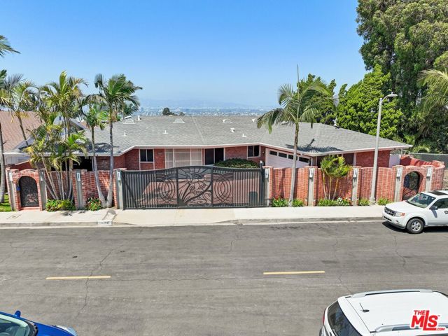 4260 S Cloverdale Avenue, Los Angeles CA: https://media.crmls.org/mediaz/2e08df16-b60d-460d-b0f8-633e1249da6f.jpg