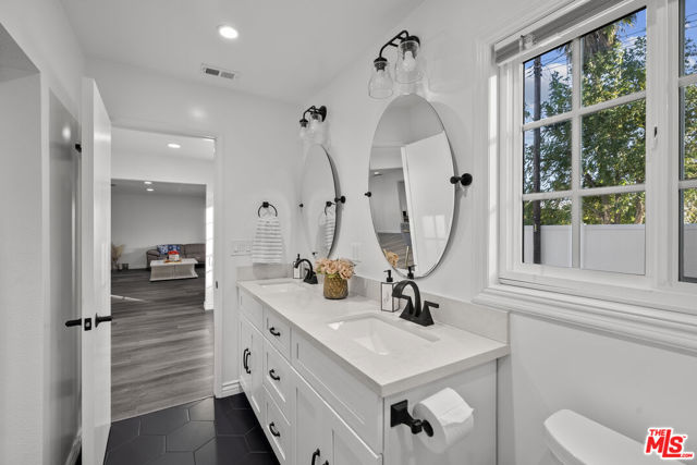 18352 Donmetz Street, Porter Ranch CA: https://media.crmls.org/mediaz/2e09c1c7-4996-4db7-aa00-fc3f281bf0e7.jpg
