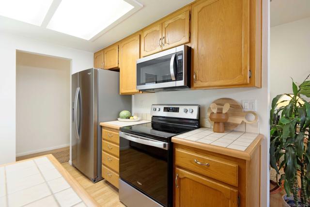 7020 Snapdragon Dr, Carlsbad CA: https://media.crmls.org/mediaz/2e0a5a08-07ec-4562-9f7e-bb83cb606f43.jpg
