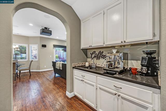 100 Bedford Ct, Danville CA: https://media.crmls.org/mediaz/2e0b2fd8-4dfa-484e-930c-9d40a3f0c661.jpg