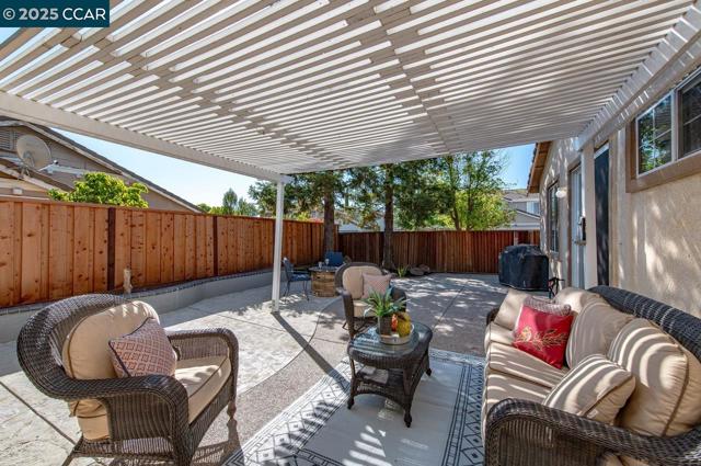 10 Narcissus Ct, Danville CA: https://media.crmls.org/mediaz/2e0c0e44-cbbe-4c74-b5c2-cee5b71d4105.jpg