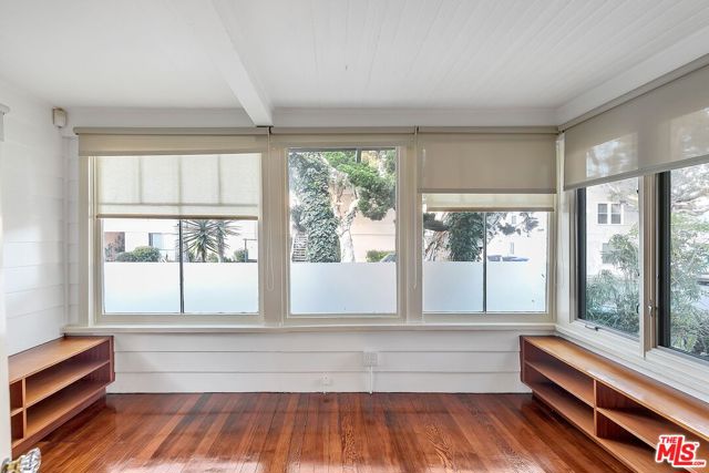 2636 5th Street, Santa Monica CA: https://media.crmls.org/mediaz/2e0cc651-4427-41e0-9012-335bb8bee410.jpg
