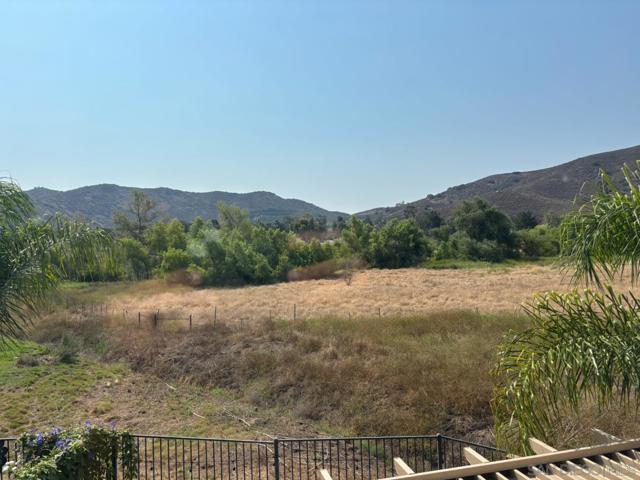 2476 Fallbrook Pl, Escondido CA: https://media.crmls.org/mediaz/2e0e4eb0-7d36-4b16-a805-12afb5786278.jpg