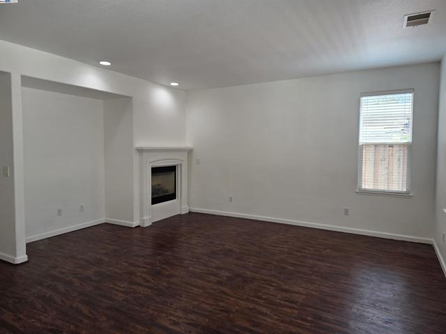 1906 Wilson Ct, Antioch CA: https://media.crmls.org/mediaz/2e0ff20d-2660-4ccb-8904-e423a6510c51.jpg