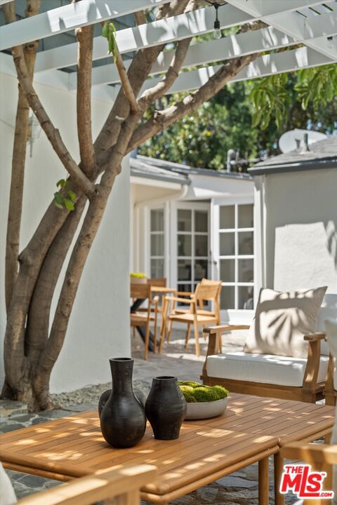 560 N Croft Avenue, West Hollywood CA: https://media.crmls.org/mediaz/2e105117-c50f-4e18-9694-a1d196fe61bb.jpg
