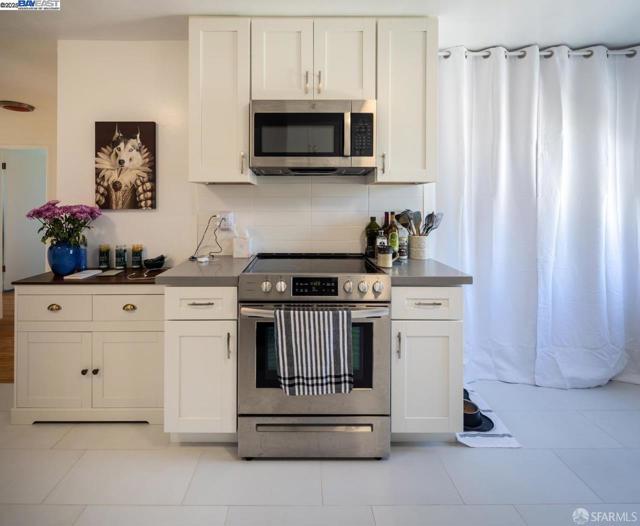 537 Pacific Avenue, Alameda CA: https://media.crmls.org/mediaz/2e10a33b-56d1-4ebe-b65d-90c7e7367f5f.jpg