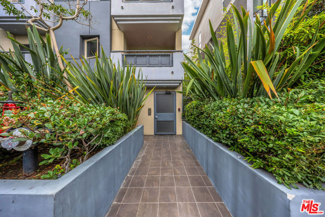 1529 S Westgate Avenue, Los Angeles CA: https://media.crmls.org/mediaz/2e1183ae-6e6e-4ced-bed2-036fb98f1bab.jpg