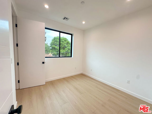 13843 Burbank Boulevard, Sherman Oaks CA: https://media.crmls.org/mediaz/2e11b98a-fc33-443a-97fa-8beb2e6441ec.jpg