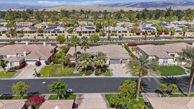 50 Toscana E Way, Rancho Mirage CA: https://media.crmls.org/mediaz/2e124feb-dab0-47ea-b28f-7b8c3c2faed2.jpg