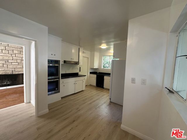 1555 San Ysidro Drive, Beverly Hills CA: https://media.crmls.org/mediaz/2e1285e3-7372-4a66-916d-6a5f7b7acbdd.jpg