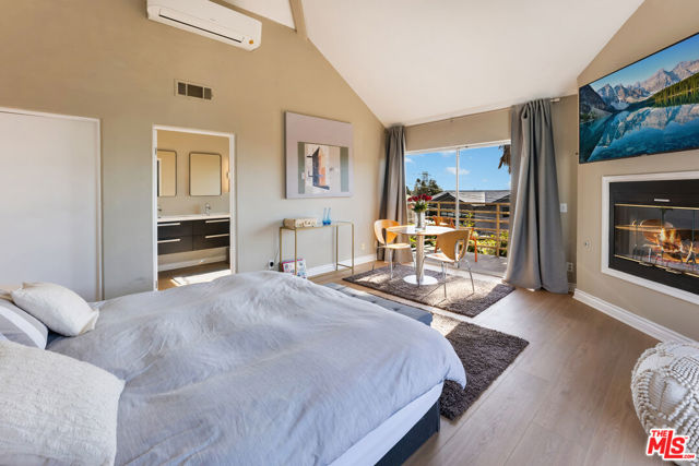 4350 Hillview Drive, Malibu CA: https://media.crmls.org/mediaz/2e133136-ecd0-44b2-82e6-fef96a67dacf.jpg