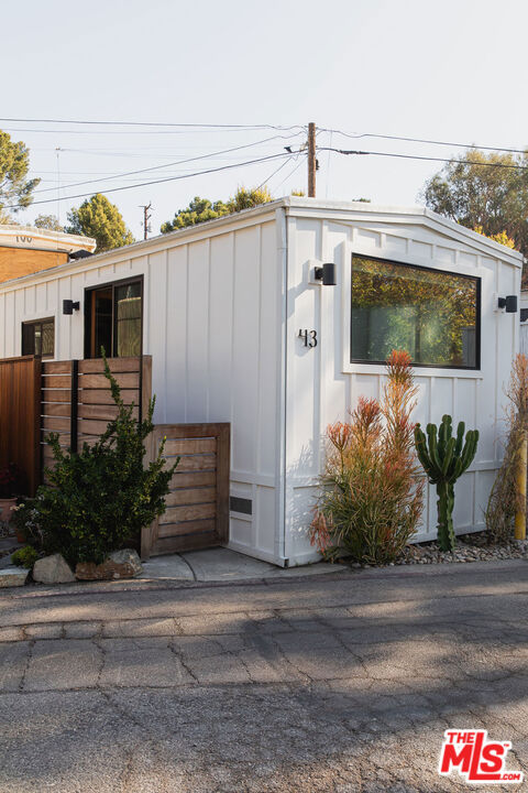 43 Paradise Cove Road, Malibu CA: https://media.crmls.org/mediaz/2e15b6c4-c637-4e00-9b9d-fd44beb6608f.jpg