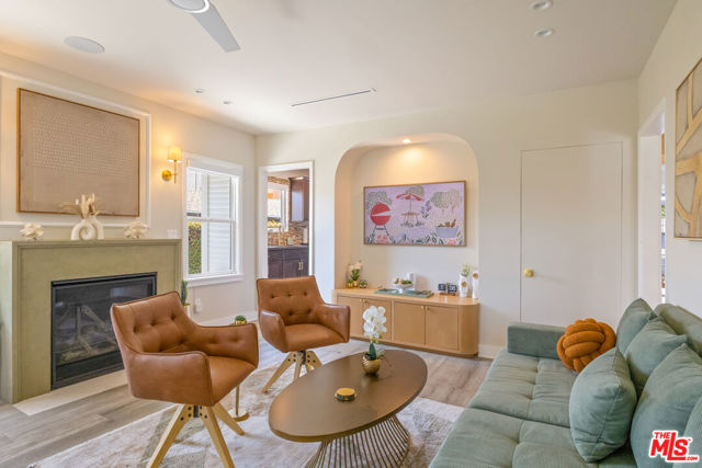 725 N Harvard Boulevard, Los Angeles CA: https://media.crmls.org/mediaz/2e1604a0-13b4-4b9d-9fb1-3120448fb10a.jpg