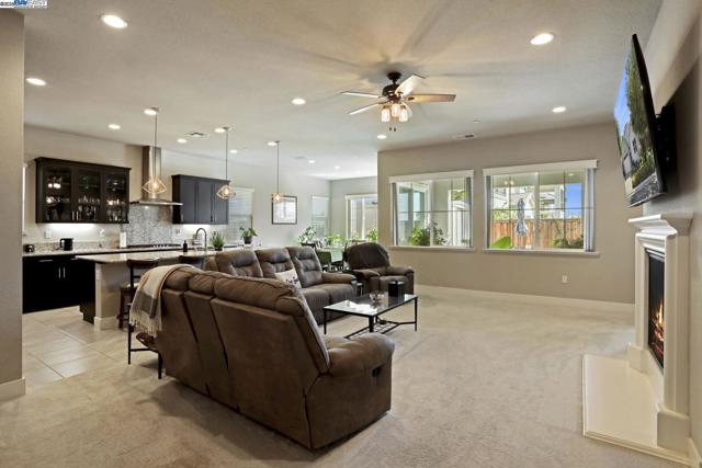 2595 Garden Farms Ave, Lathrop CA: https://media.crmls.org/mediaz/2e1749a7-edb5-4c3d-a0f4-1d3b5ed95baf.jpg