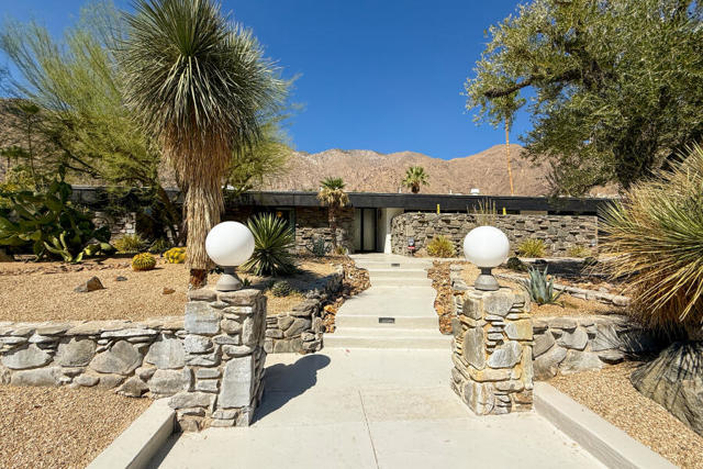 783 N Rose Avenue, Palm Springs CA: https://media.crmls.org/mediaz/2e1795b3-45b9-4b18-a582-ede5e3dec6af.jpg