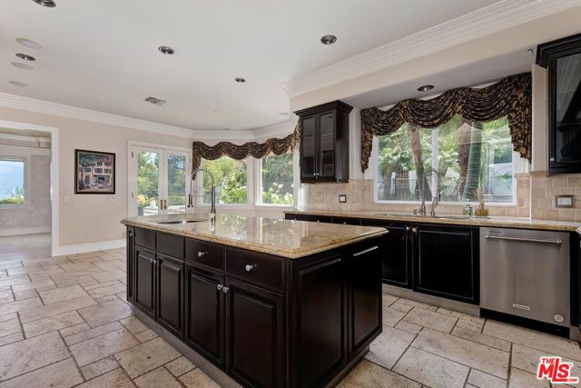 732 Saint Katherine Drive, La Canada Flintridge CA: https://media.crmls.org/mediaz/2e1840b4-0798-4efb-acbd-b344c5e22288.jpg